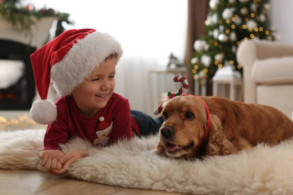 かわいいです男の子ともに英語コッカースペイン語で部屋に装飾されたクリスマス — ストック写真