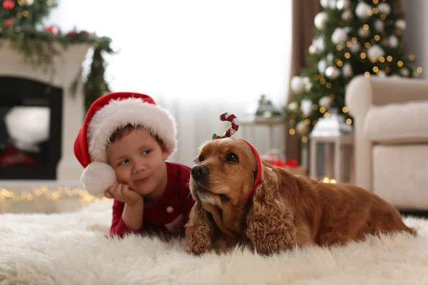 かわいいです男の子ともに英語コッカースペイン語で部屋に装飾されたクリスマス — ストック写真