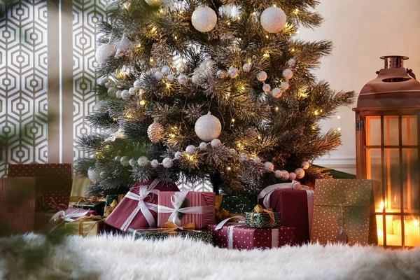 Σωρός Από Κουτιά Δώρων Κοντά Στο Όμορφο Χριστουγεννιάτικο Δέντρο Εσωτερικούς — Φωτογραφία Αρχείου