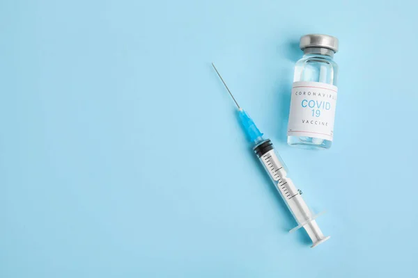 Vial Coronavirus Vaccine Syringe Light Blue Background Flat Lay Space — Stock Photo, Image