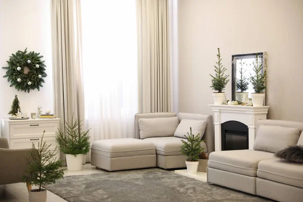 Stilvolles Wohnzimmer Interieur Mit Kleinen Tannenbäumen Und Weihnachtsdekoration — Stockfoto