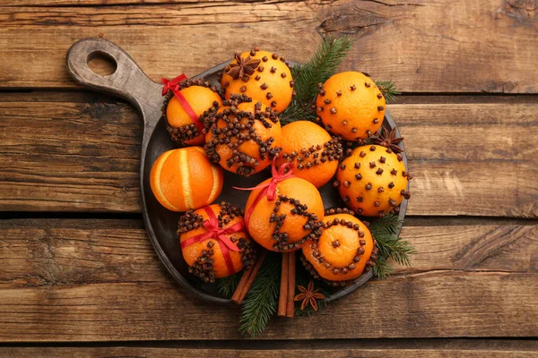Pomandrové Kuličky Čerstvých Mandarinek Hřebíčků Dřevěném Stole Pohled Shora — Stock fotografie