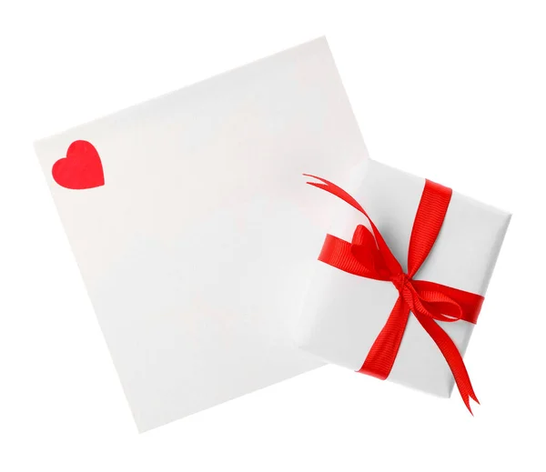 白い背景に空白のカード ギフトボックスと赤の装飾的な中心部 トップビュー バレンタインデーのお祝い — ストック写真