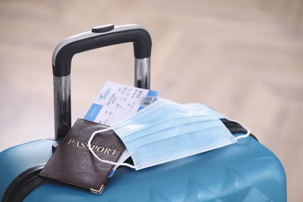 Reisepass Schutzmaske Und Tickets Auf Blauem Koffer Reisen Während Der — Stockfoto