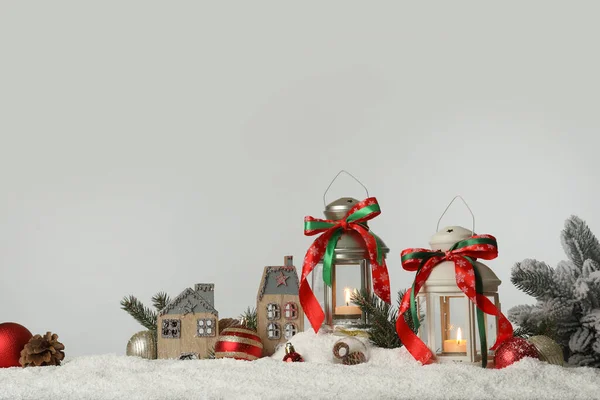 Lanternas Decorativas Decoração Natal Neve Contra Fundo Cinza Claro — Fotografia de Stock