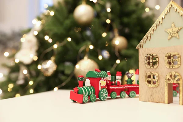Světlý Vláček Dekorativní Dřevěný Dům Bílém Stole Vánočního Stromečku Mezera — Stock fotografie