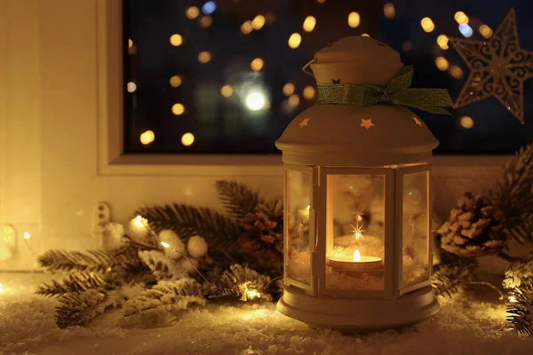Όμορφη Χριστουγεννιάτικο Φανάρι Και Άλλες Διακοσμήσεις Στο Χιονισμένο Περβάζι Παράθυρο — Φωτογραφία Αρχείου