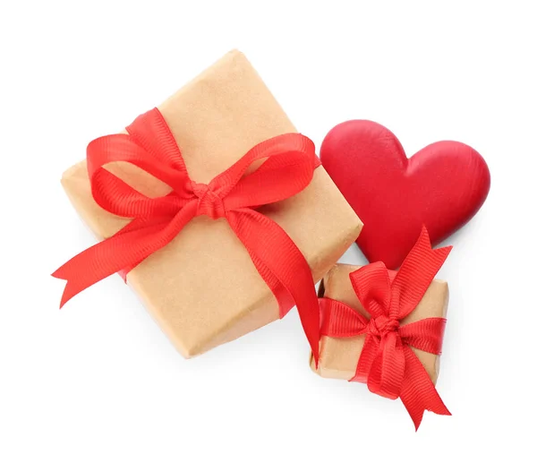 Schöne Geschenkboxen Und Rotes Herz Auf Weißem Hintergrund Draufsicht Valentinstag — Stockfoto