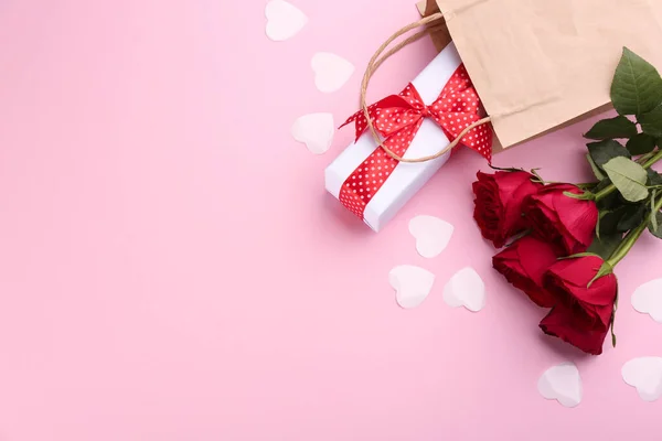 Schöne Geschenkschachtel Rosen Und Herzen Auf Rosa Hintergrund Flache Lage — Stockfoto