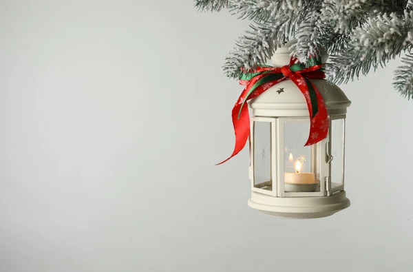 Kerst Lantaarn Met Kaars Opknoping Besneeuwde Dennenboom Tak Tegen Lichte — Stockfoto