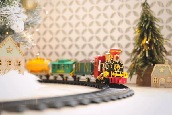 Trem Brinquedo Ferrovia Perto Árvore Natal Dentro Casa — Fotografia de Stock
