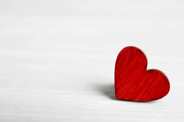 Dekorativní Srdce Bílém Dřevěném Stole Prostor Pro Text Valentýn — Stock fotografie