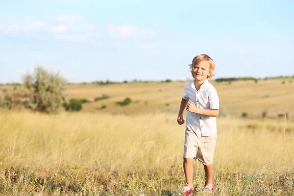 Schattig Jongetje Buiten Ruimte Voor Tekst Kinderen Die Tijd Doorbrengen Rechtenvrije Stockfoto's