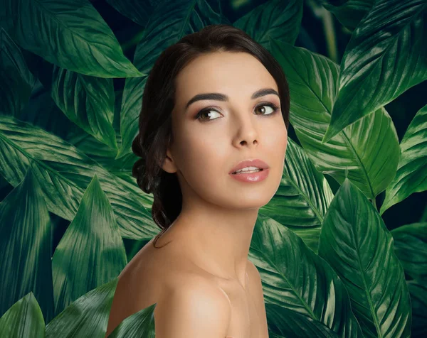 Schöne Junge Frau Und Tropische Blätter Kurporträt — Stockfoto