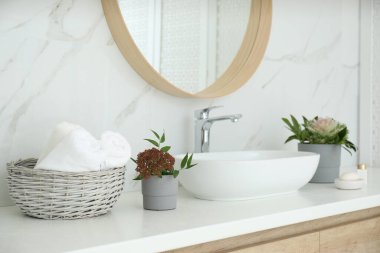 Modern banyo içinde şık bir ayna ve kap lavabosu var.