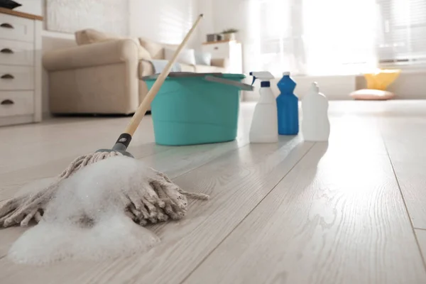 Balde Produtos Limpeza Diferentes Dentro Casa Foco Esfregona Com Espuma — Fotografia de Stock