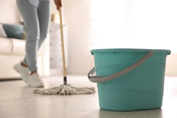Balde Plástico Mulher Esfregando Chão Sala Estar Close Material Limpeza — Fotografia de Stock