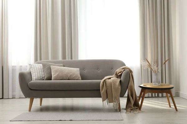 Sofá Cinza Com Travesseiros Perto Janela Interior Elegante Sala Estar — Fotografia de Stock
