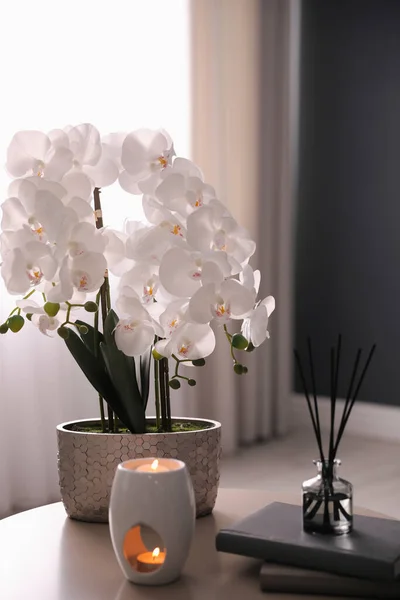 Hermosa Orquídea Velas Encendidas Ambientador Caña Aire Mesa Interior — Foto de Stock