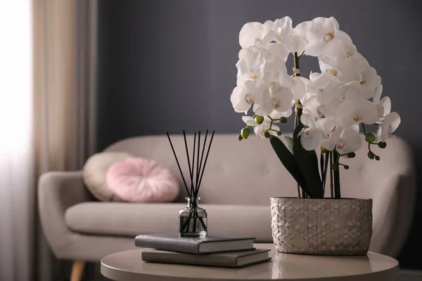 Belle Orchidée Livres Désodorisant Roseau Air Sur Table Intérieur — Photo