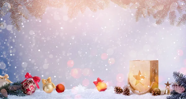 Composición Con Linterna Navidad Madera Sobre Nieve Sobre Fondo Color — Foto de Stock