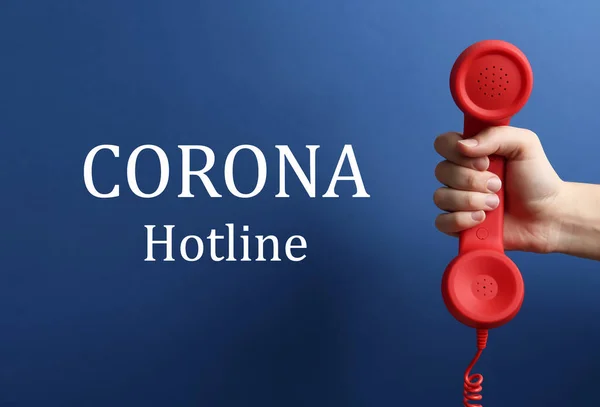 Hotline Covid Femme Avec Combiné Rouge Texte Sur Fond Bleu — Photo