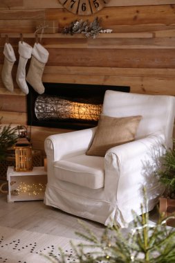 Odasında şömineli köknar ağaçları ve Noel süsleri vardı. Şık iç tasarım