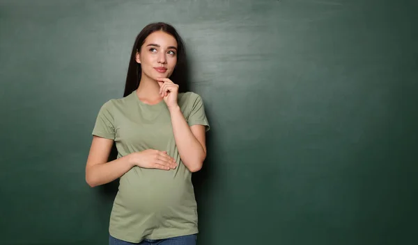 Kobieta Ciąży Pobliżu Pustej Zielonej Tablicy Miejsce Tekst Wybór Nazwy — Zdjęcie stockowe