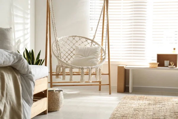 Chaise Hamac Confortable Dans Une Chambre Élégante Intérieur Intérieur — Photo