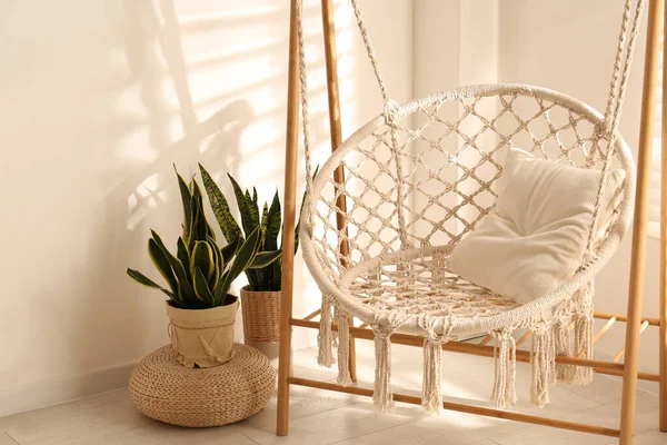 Chaise Hamac Confortable Dans Une Chambre Élégante Intérieur Intérieur — Photo