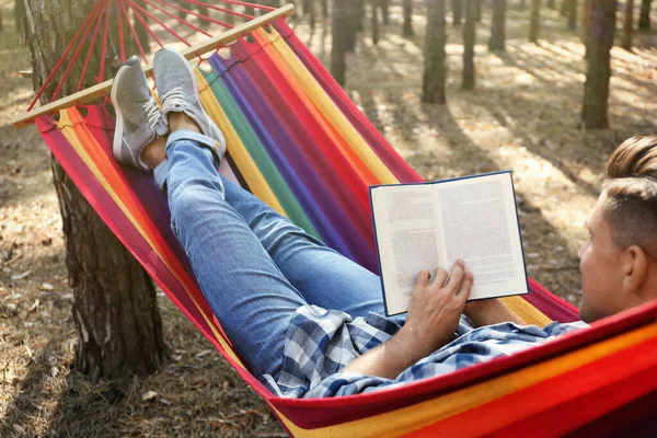 Uomo Con Libro Rilassante Amaca All Aperto Giorno Estate — Foto Stock