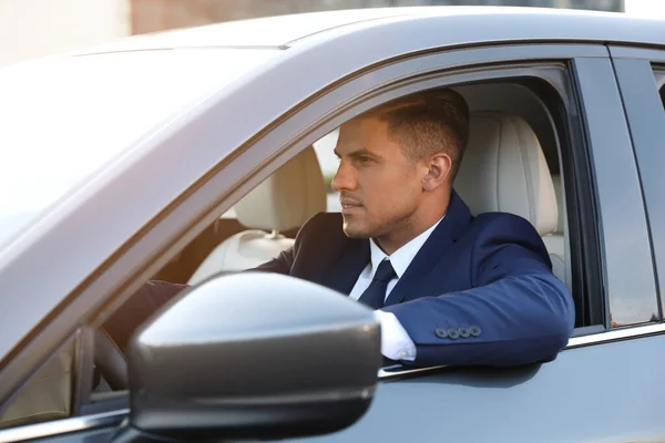 Hombre Guapo Conduciendo Coche Moderno Vista Desde Exterior —  Fotos de Stock