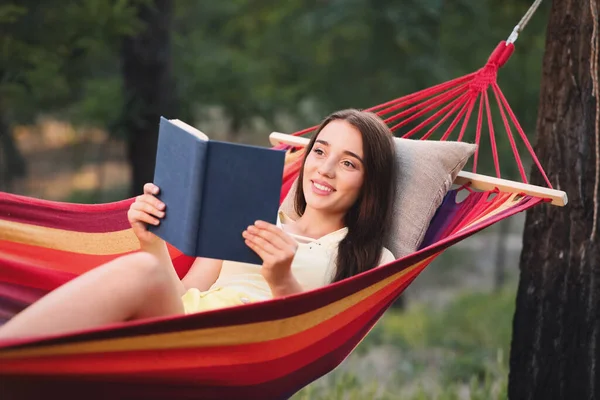 Jonge Vrouw Lezen Boek Comfortabele Hangmat Groene Tuin — Stockfoto