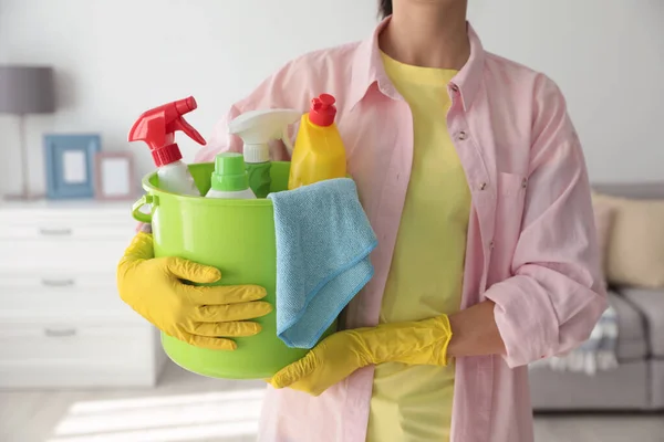 Mulher Segurando Balde Com Diferentes Suprimentos Limpeza Casa Close — Fotografia de Stock