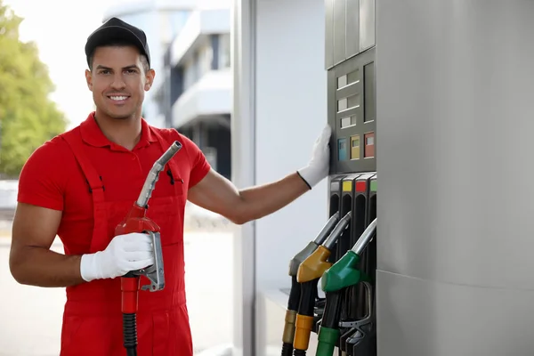 Trabajador Con Boquilla Bomba Combustible Gasolinera Moderna — Foto de Stock