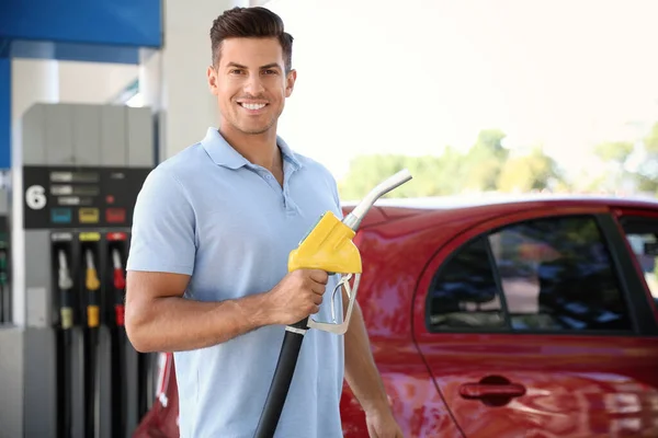 Człowiek Dyszą Pompy Paliwa Stacji Benzynowej Samoobsługowej — Zdjęcie stockowe