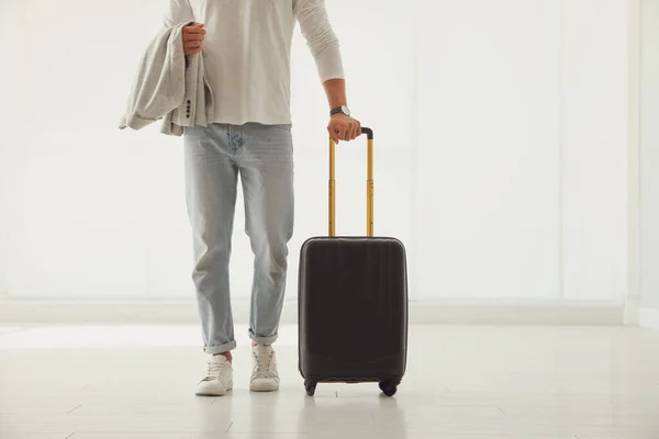 Hombre Con Maleta Viaje Negra Aeropuerto — Foto de Stock