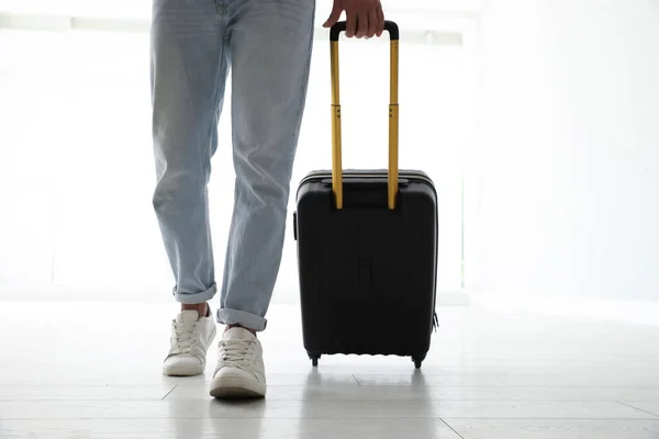 Hombre Con Maleta Viaje Negra Aeropuerto — Foto de Stock