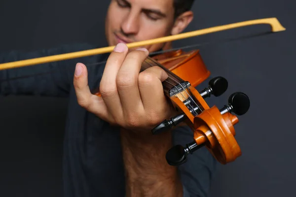 Hombre Tocando Violín Sobre Fondo Negro Primer Plano — Foto de Stock