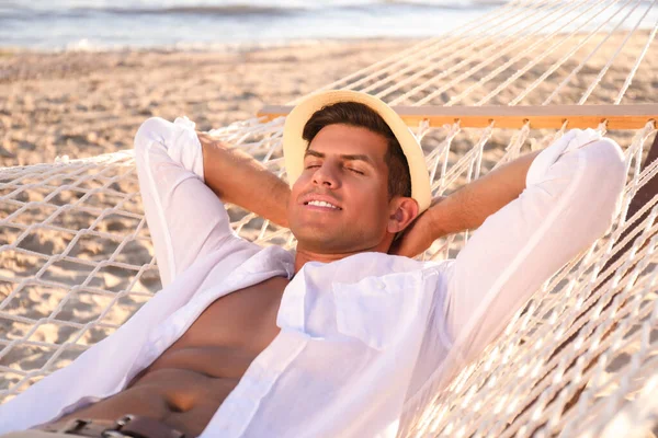 Hombre Relajándose Hamaca Playa Vacaciones Verano — Foto de Stock