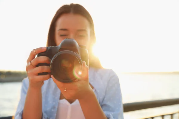 Jovem Fotógrafo Tirar Foto Com Câmera Profissional Livre — Fotografia de Stock