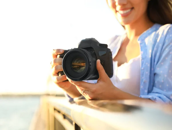 Joven Fotógrafo Con Cámara Profesional Aire Libre Primer Plano —  Fotos de Stock