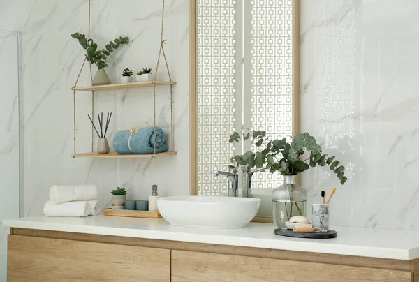 Interior Moderno Banheiro Com Espelho Elegante Pia Navio — Fotografia de Stock