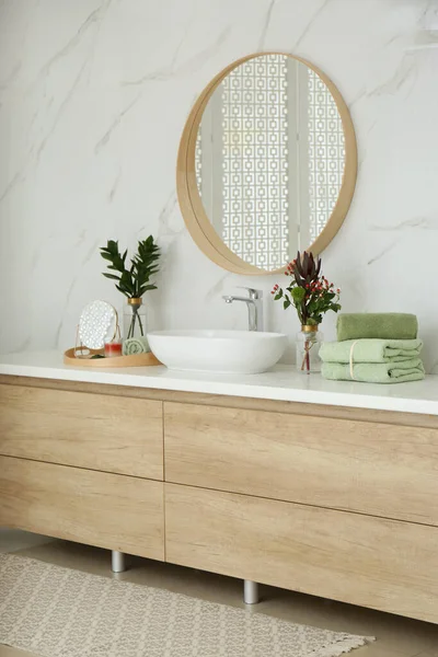 Interior Del Cuarto Baño Moderno Con Espejo Elegante Fregadero —  Fotos de Stock