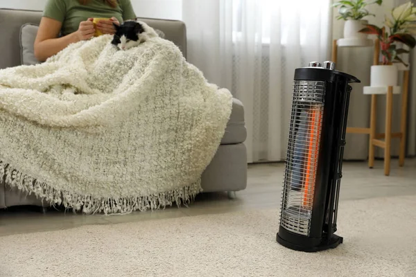 Mujer Con Gato Casa Foco Calentador Halógeno Eléctrico Primer Plano — Foto de Stock