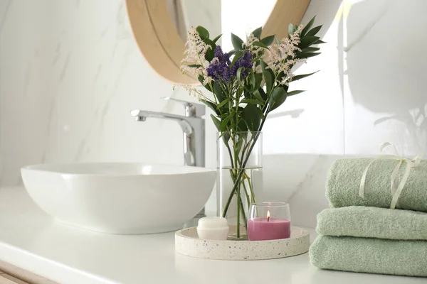 Lindas Flores Toalhas Velas Bancada Banheiro Decoração Interiores — Fotografia de Stock