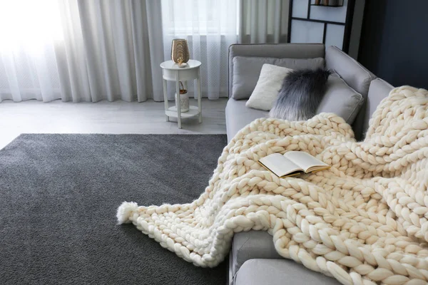 Bequemes Sofa Mit Strickkarierten Wohnzimmer Innenarchitektur — Stockfoto