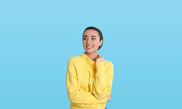 Mulher Bonita Usando Suéter Quente Amarelo Fundo Azul Claro — Fotografia de Stock