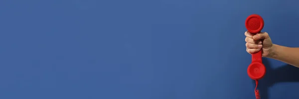 핫라인 서비스 수화기와 파란색 문자를 공간이 현수막 디자인 — 스톡 사진