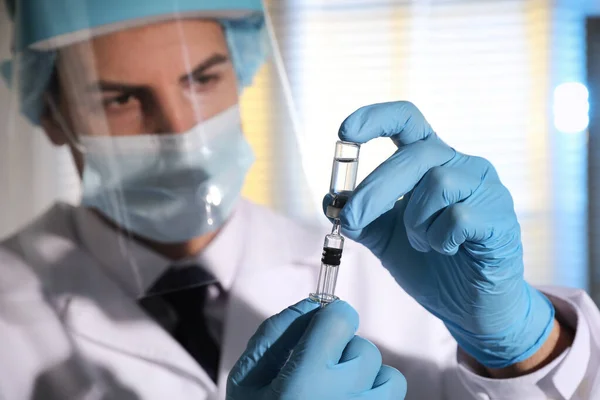 Læge Påfyldningssprøjte Med Vaccine Mod Covid Laboratorium Fokus Hænder Stock-billede